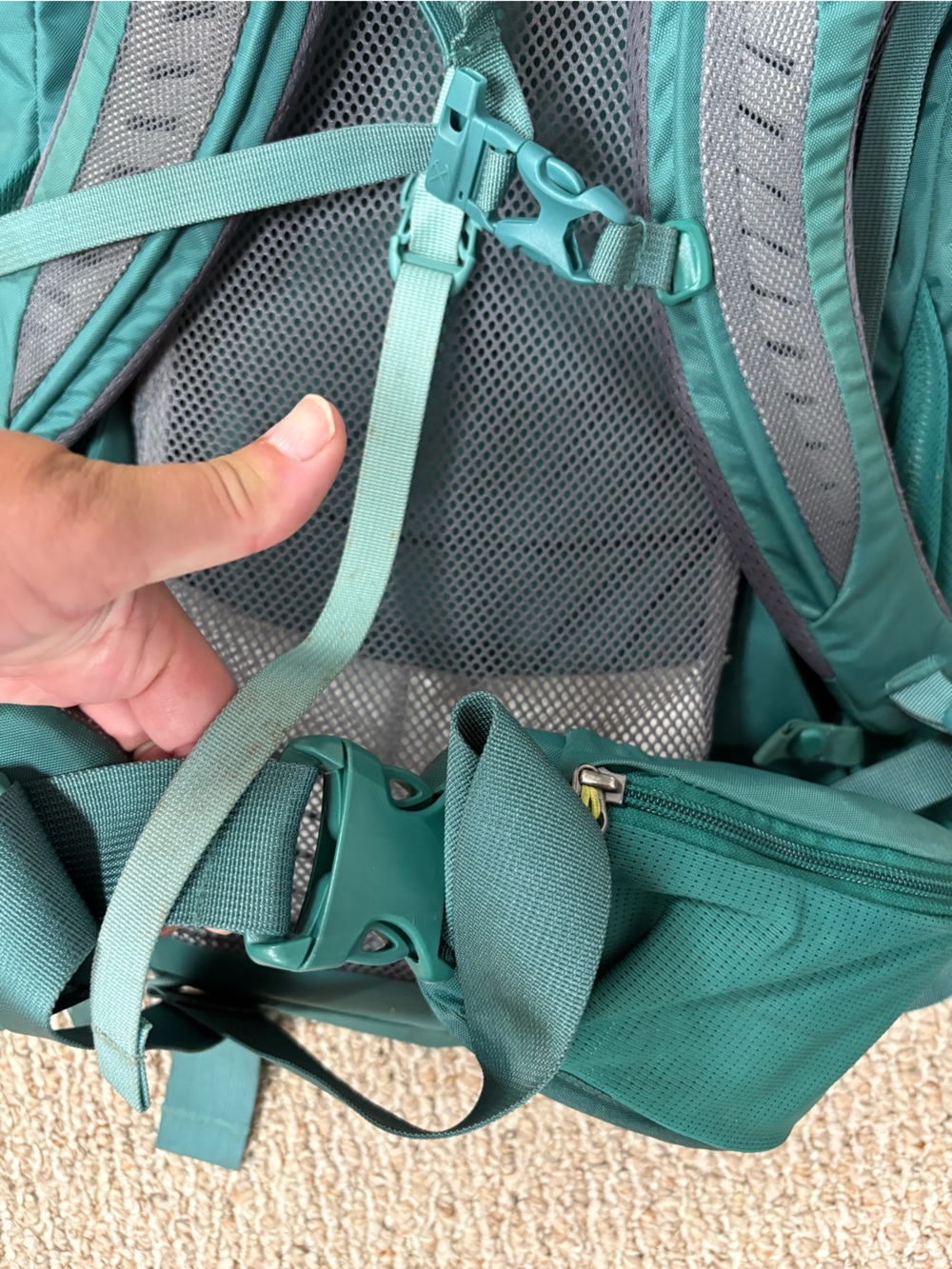 REI Co-op Traverse35 Women’s Medium Light Teal and Gray Hiking Backpack - Picture 4 of 13